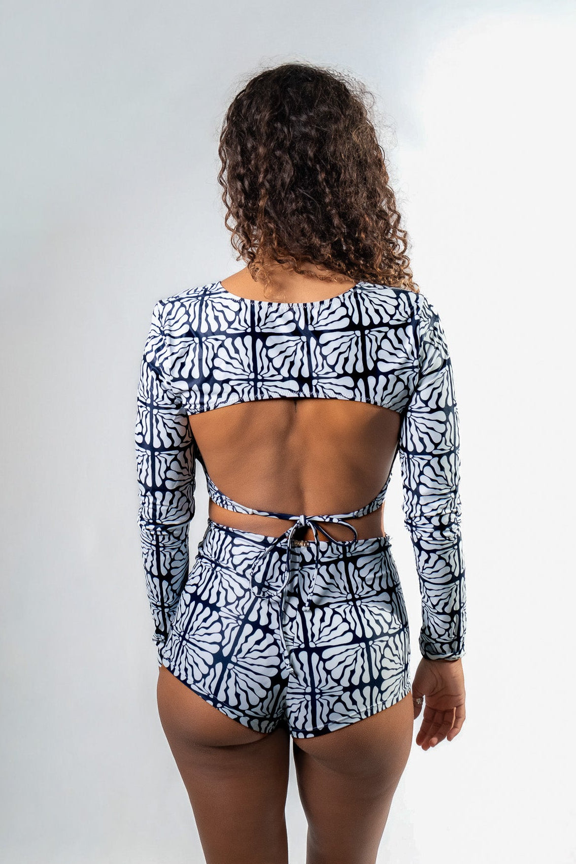 Ula Voss Set Vary Black — back view of surf set