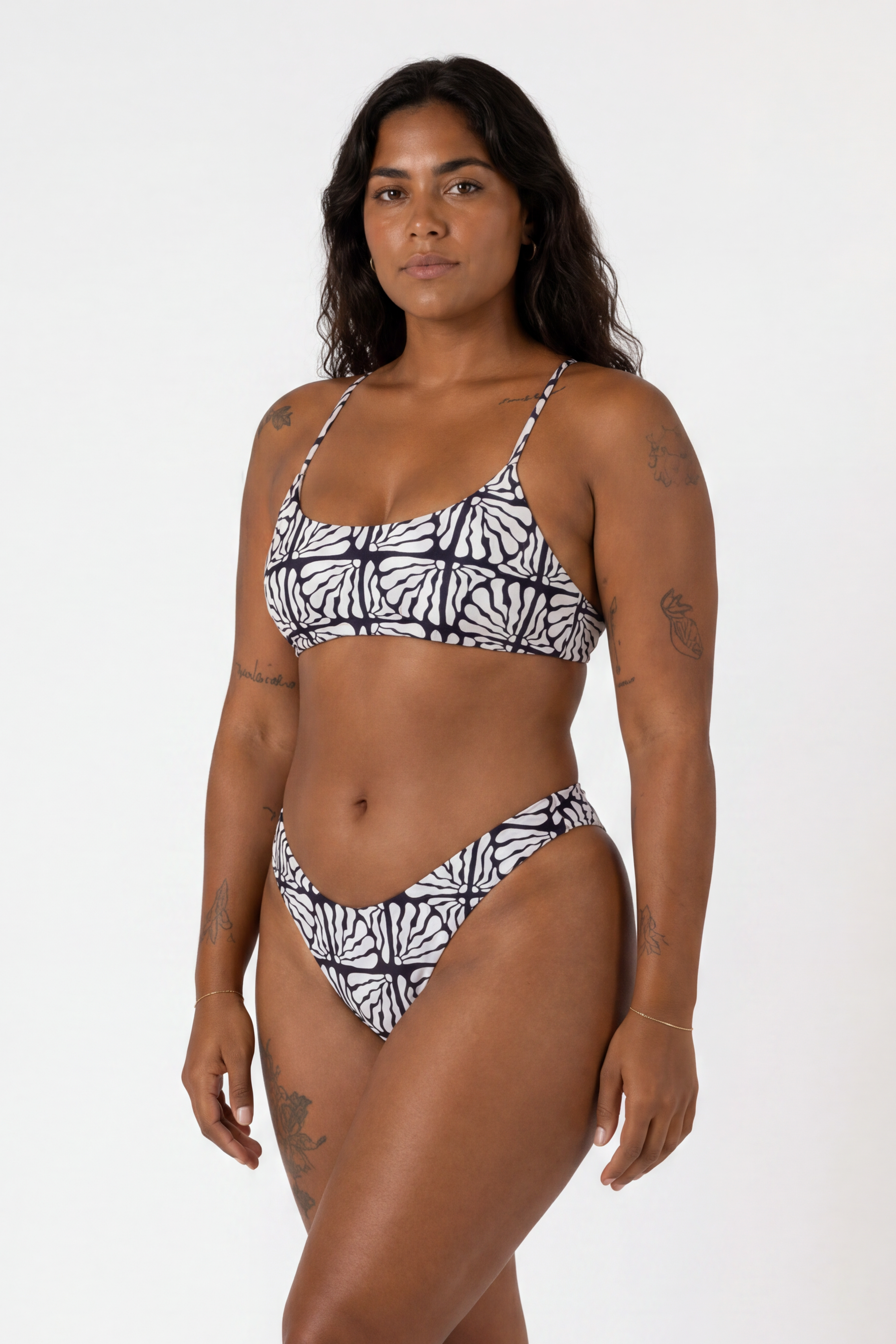 Luzzy reversible arch-top bikini top Vary Black – REPREVE® recycled swimwear | Ula